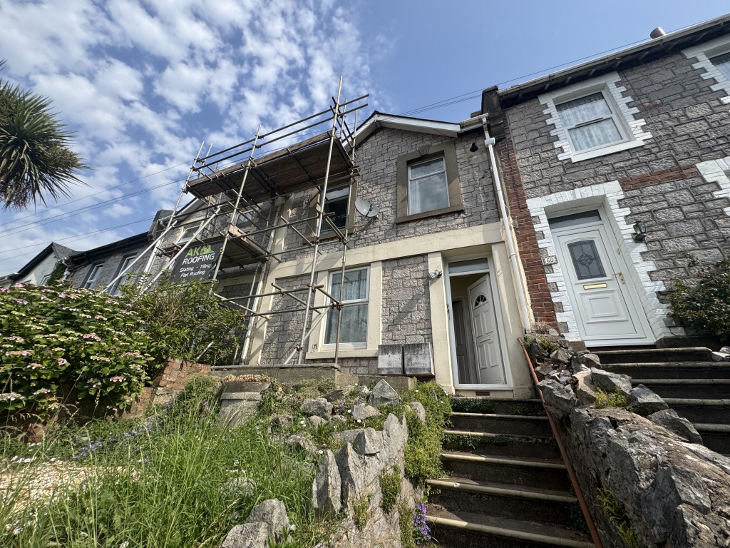 Lot: 93 - GROUND FLOOR FLAT FOR IMPROVEMENT - Front of the whole property